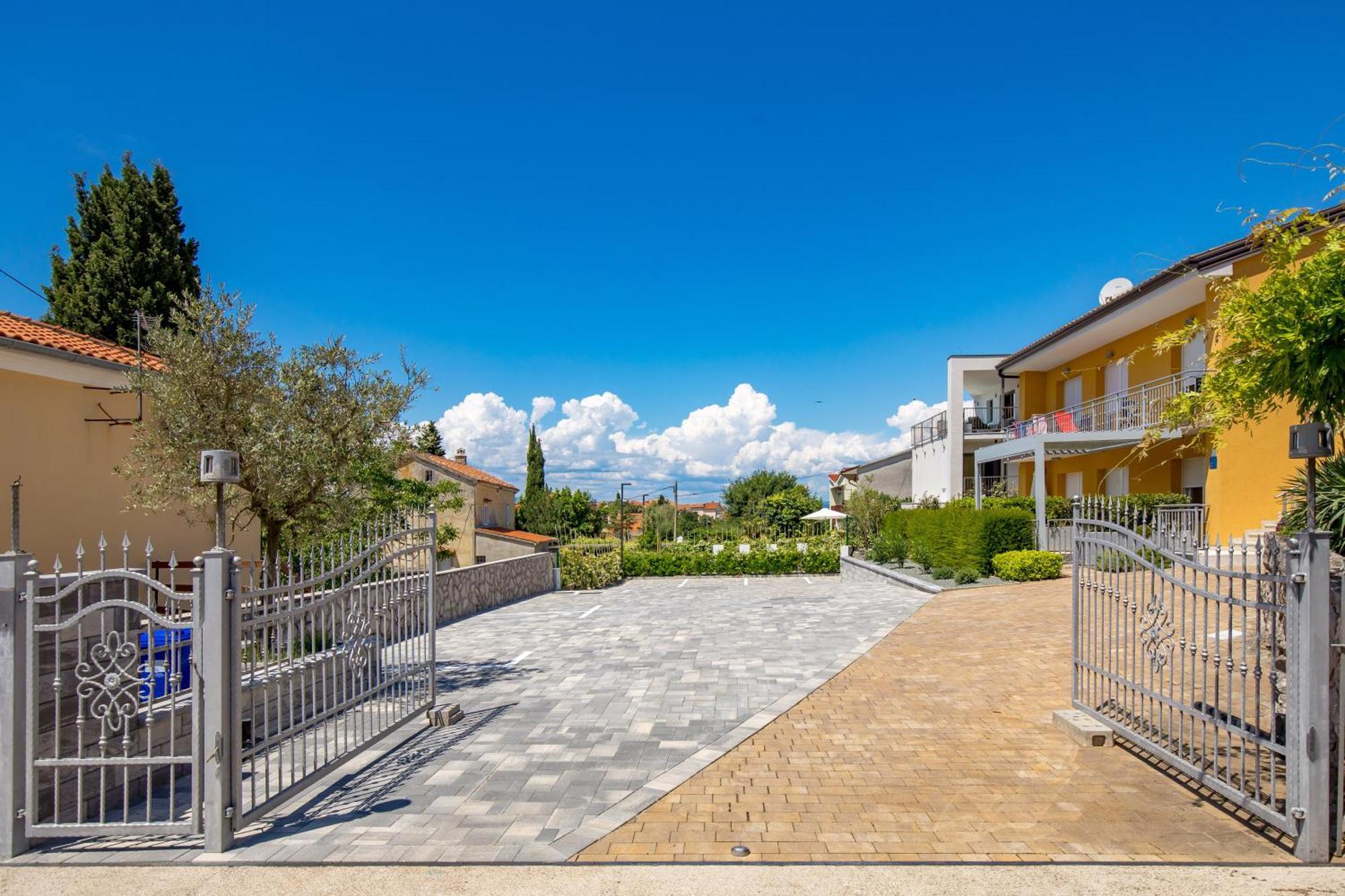 Appartments Adriatic オミサリ エクステリア 写真